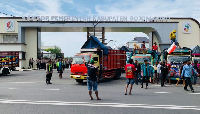 Sopir Se-Bojonegoro Gelar Aksi Damai di Depan Gedung DPRD, Suarakan Enam Tuntutan Krusial