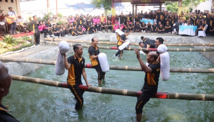 Sambut Hari Bhayangkara ke-79, Polres Bojonegoro Gelar Lomba Perang Guling