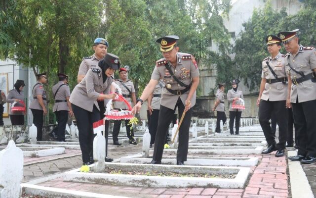 Polres Bojonegoro Gelar Ziarah ke Taman Makam Pahlawan, Peringati Hari Bhayangkara ke-79