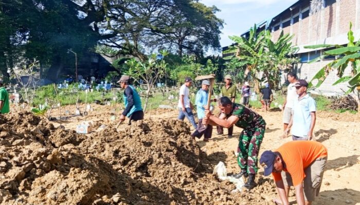 Babinsa 09/Sumberrejo Bojonegoro Bersama Warga Tlumbung, Bersih-Bersih Area Makam