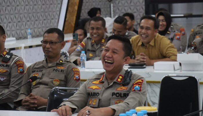 Kapolres Bojonegoro Tertawa Dengarkan Kritikan Komika dalam Lomba Stand-Up Comedy