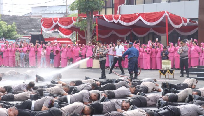 Polres Bojonegoro Gelar Upacara Kenaikan Pangkat, Beri Penghargaan dan Lepas Purnatugas