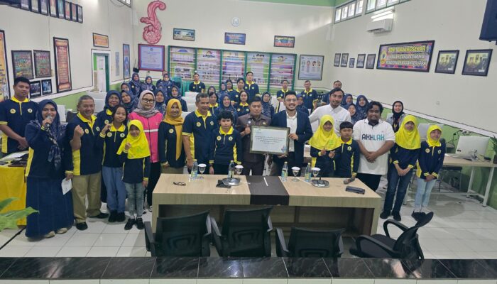 Jelang Hari Kemerdekaan, PLN UIP JBTB Berikan Bantuan Pelatihan Digitalisasi Batik Warisan Budaya di SDN Tunjungsekar 1 Malang