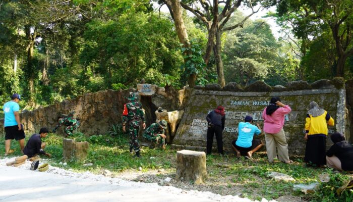 Karya Bakti Lingkungan, Satgas TMMD 125 Bojonegoro bersihkan Sumber Air Ubalan