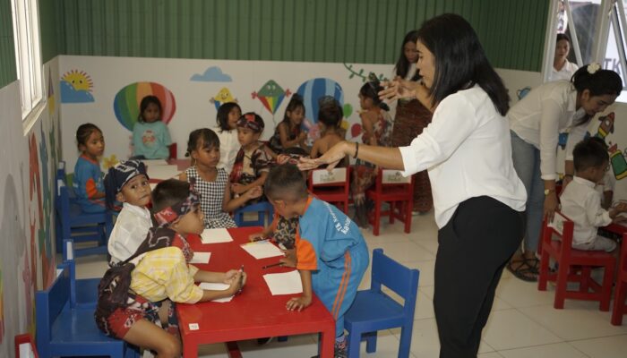 Menyambut Hari Kemerdekaan, Kontribusi PLN untuk Anak-Anak Sumba di Hari Anak Nasional, Dari Sampah Jadi Sekolah