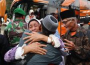 Tangis Bahagia Warnai Kedatangan Jamaah Haji Bojonegoro Kloter 64