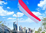 Koramil Blega Kibarkan Bendera HUT RI Ke-80 di Puncak Gunung Sampang