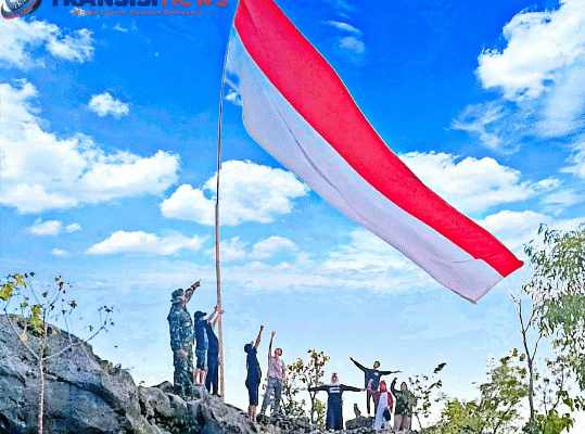 Koramil Blega Kibarkan Bendera HUT RI Ke-80 di Puncak Gunung Sampang