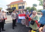 Jelang HUT ke-80 RI, Polres Bojonegoro Bagikan Bendera Merah Putih
