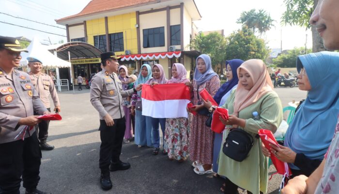 Jelang HUT ke-80 RI, Polres Bojonegoro Bagikan Bendera Merah Putih