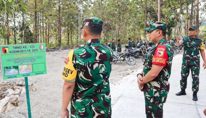Tim Wasev Mabes TNI-AD didampingi Dansatgas tinjau Sasaran TMMD 125 Bojonegoro