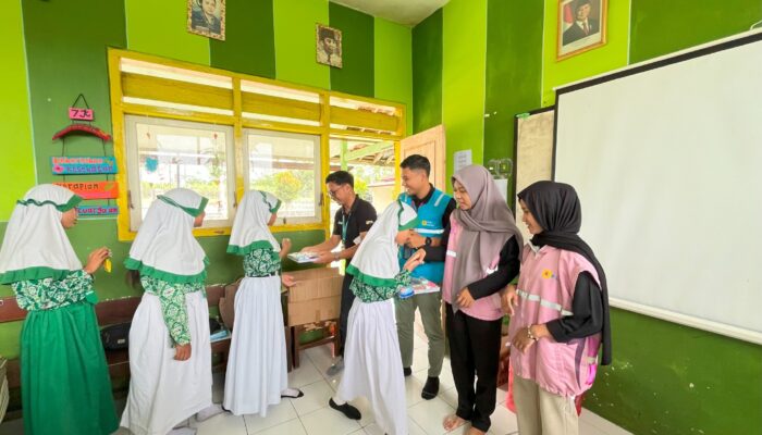 PLN Icon Plus Jatim Wujudkan Kepedulian Pendidikan dan Tebar Kebahagiaan untuk Siswa SD Islam Roudlotul Jannah Lumajang