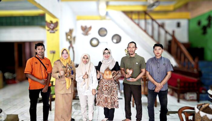 Kreativitas Perajin Bojonegoro Mengubah Limbah Kayu menjadi Barang Bernilai