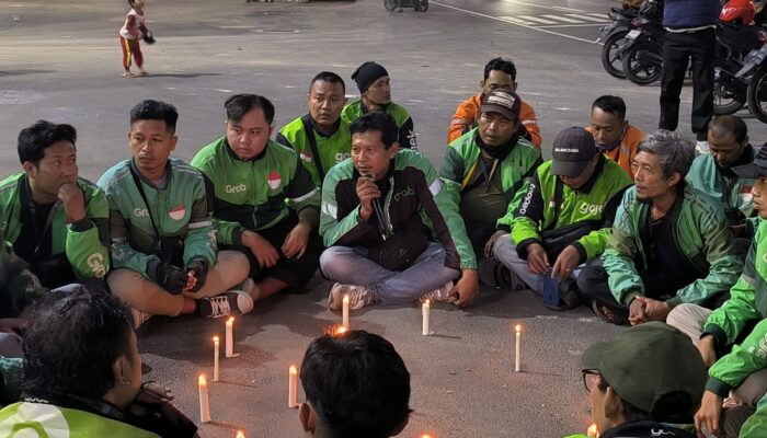 Didepan Gedung DPRD, Ratusan Ojol Bojonegoro Gelar Aksi Damai dan Doa Bersama untuk Mengenang Affan Kurniawan