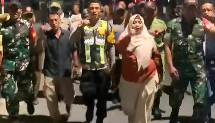 Cegah Gangguan Kamtibmas, Masyarakat Ledok Kulon bersama Polsek Bojonegoro Kota Patroli Bareng