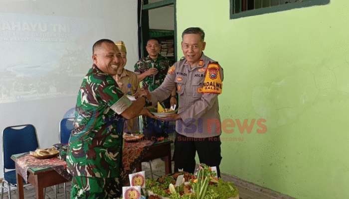 HUT ke-80 TNI: Kapolsek dan Camat Balen Berikan Kejutan Istimewa kepada Koramil 0813-03/Balen