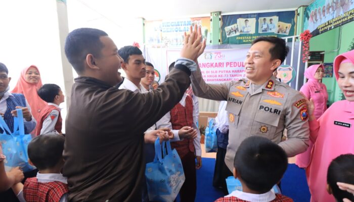 Kapolres Bersama Bhayangkari Bojonegoro Gelar Bakti Sosial di SLB Putra Harapan, Sambut HKGB ke-73