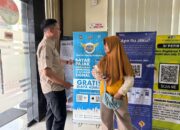 Anggota Polantas Polres Bojonegoro Sosialisasikan Aplikasi Signal