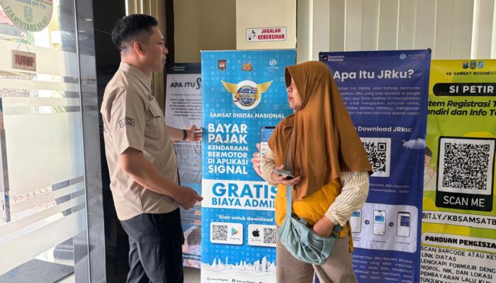 Anggota Polantas Polres Bojonegoro Sosialisasikan Aplikasi Signal