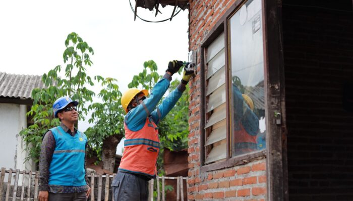 PLN Wujudkan Semangat Hari Sumpah Pemuda dengan Sambungan Listrik Gratis bagi 171 Warga Tulungagung di HLN ke-80
