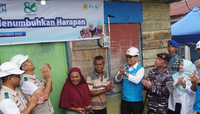 Semangat Hari Pahlawan di HLN ke-80: PLN Hadirkan Cahaya dan Harapan bagi Keluarga Prasejahtera di Padang