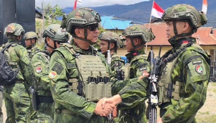 Tinjau Satgas Yonif 500/Sikatan, Pangdam V Brawijaya: Tekankan Kewaspadaan, Aman Itu Pilihan