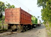Kemamang Terancam, Truk Raksasa Lintasi Jalan Sempit, Pemdes Bungkam