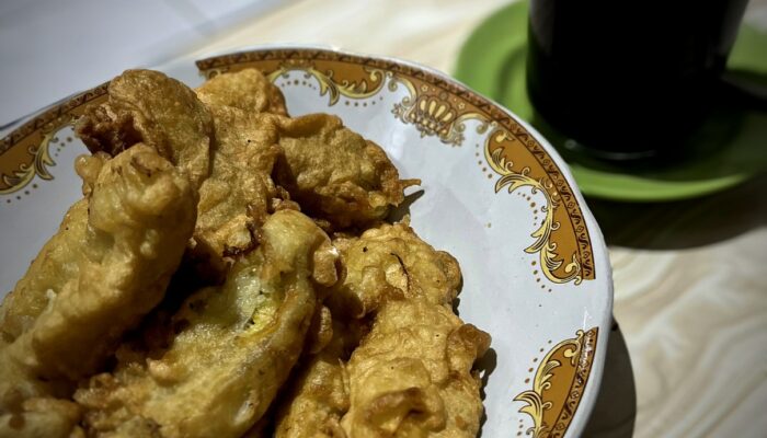Hujan, Pisang Goreng, dan Secangkir Kopi: Trio Sempurna untuk Mengusir Kesepian