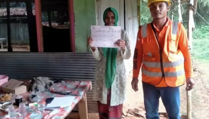 PLN Sampang Bantu Listrik Gratis kepada Naimah, Lansia Kurang Mampu