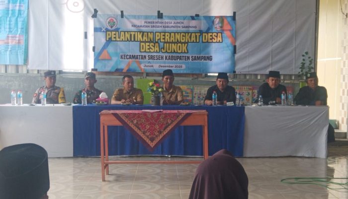 Pj. Kades Junok Sampang Lantik, 12 Perangkat Desa Baru