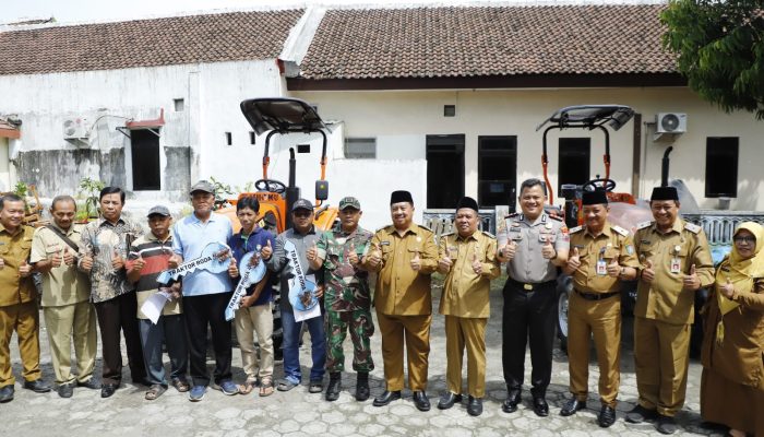 Dongkrak Produksi Beras, Bupati Warsubi Serahkan Bantuan Alsintan dan Umumkan Surplus Pangan Jombang