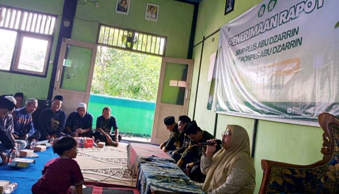 Pembagian Rapor di Ponpes Abu Dzarrin: Neng Evi Jelaskan Program Makan Bergizi Gratis hingga Kedisiplinan Santri