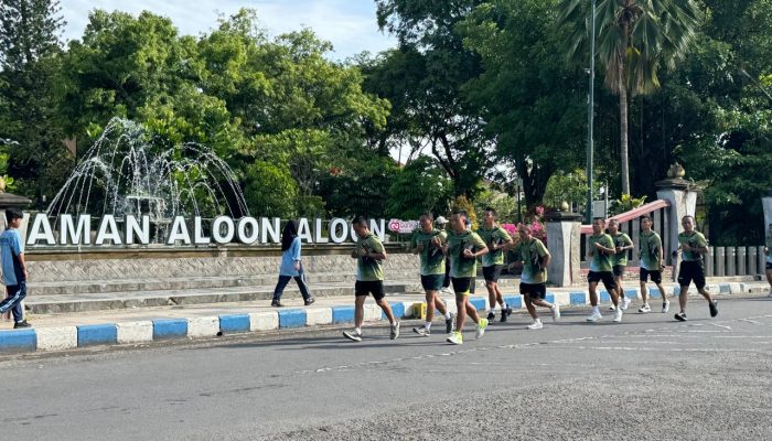 Jaga Stamina Prajurit, Anggota Kodim 0807/Tulungagung Olahraga Bareng Keliling Alun-Alun
