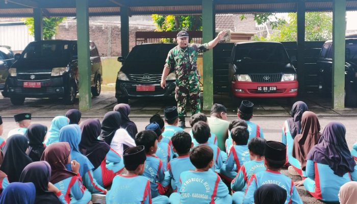 Tanamkan Jiwa Nasionalisme, Ratusan Siswa MI Thoriqul Huda “Serbu” Makodim 0806/Trenggalek
