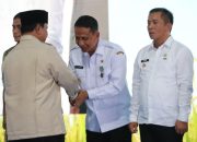 Prabowo Beri Satyalancana Wira Karya ke Bupati Bojonegoro di Panen Raya Karawang
