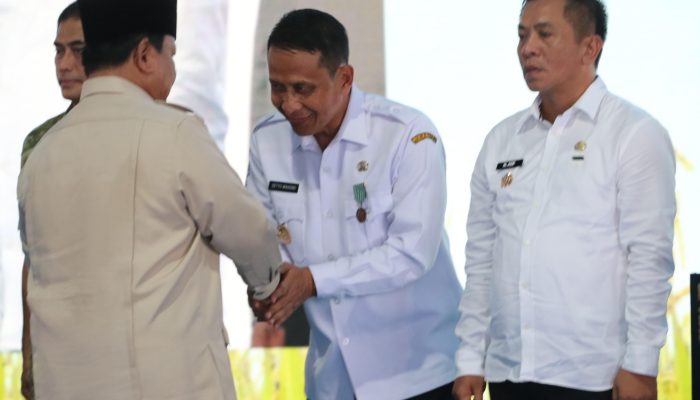 Prabowo Beri Satyalancana Wira Karya ke Bupati Bojonegoro di Panen Raya Karawang