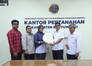 Tingkatkan Kepastian Hukum Aset Negara, PLN UIP JBTB Terima Sertipikat HGB SUTET 500 kV Paiton–Kalipuro di Desa Ketapang dan Kalipuro