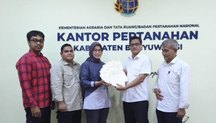 Tingkatkan Kepastian Hukum Aset Negara, PLN UIP JBTB Terima Sertipikat HGB SUTET 500 kV Paiton–Kalipuro di Desa Ketapang dan Kalipuro