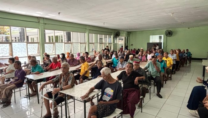 Peringati HUT ke-26 PIKK, YBM PLN dan PIKK PLN UIP JBTB Hadirkan Kebahagiaan bagi Lansia di Griya Werdha Jambangan