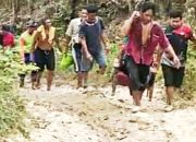 Viral, Warga Sakit di Kedungadem Bojonegoro Terpaksa Ditandu Akibat Jalan Rusak Parah