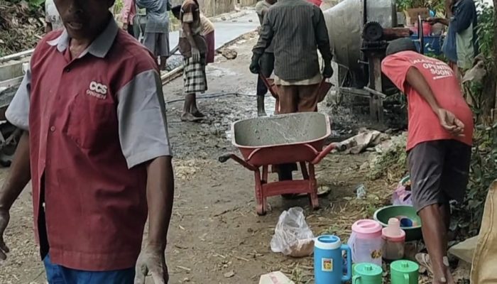 Niatkan Amal Jariyah, Warga Desa Kara Sampang Bangun Jalan Poros Secara Swadaya