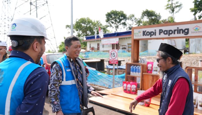 Sinergi Kelistrikan dan Kearifan Lokal: Di Sela Tinjauan Proyek GITET 500 kV Kalipuro, GM PLN UIP JBTB Nikmati Cita Rasa Kopi Papring Binaan PLN Peduli