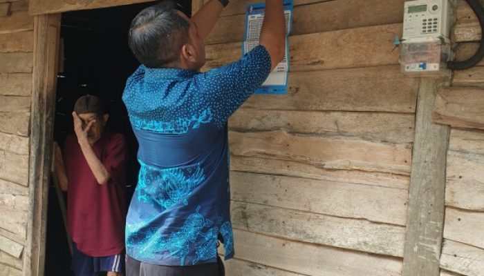 Stiker Miskin Mulai Dipasang Pemkab Bojonegoro pada Rumah Warga Penerima Bansos