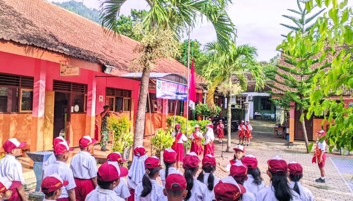 Perkuat Karakter Siswa, TNI Pimpin Upacara Bendera di SDN Gayam Trenggalek