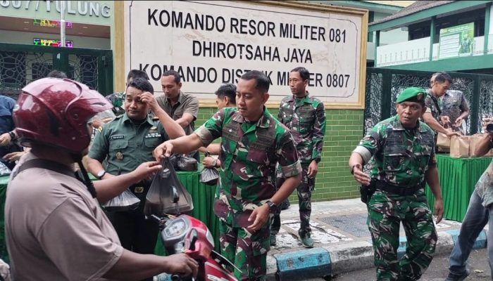 Menebar Keberkahan Ramadhan, Kodim 0807/Tulungagung Bagikan Takjil di Depan Makodim