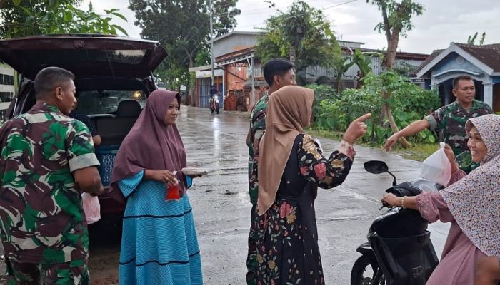 Tebar Kebaikan, Babinsa dan Persit Koramil Kedewan Bojonegoro Bagikan Takjil Gratis