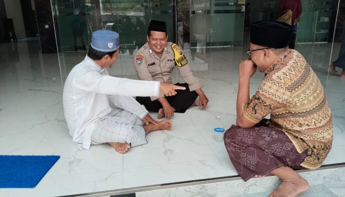 Momen Hangat Bhabinkamtibmas Polsek Sumberrejo Berdialog dengan Takmir Masjid di Sumuragung Usai Shalat Jum’at