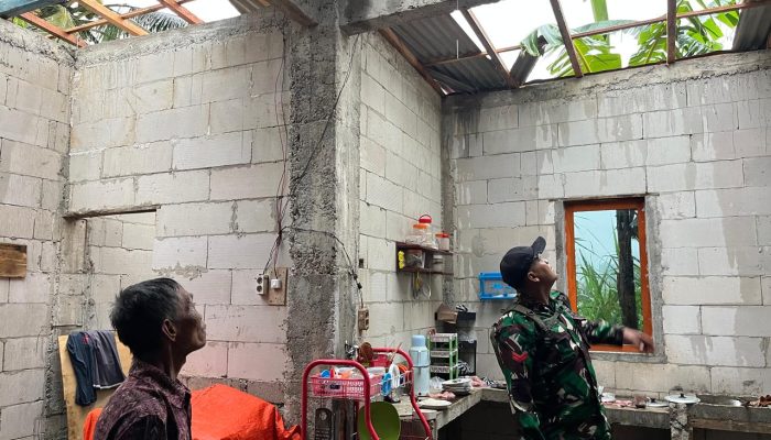 Hujan Angin Terjang Pule Trenggalek, Atap Rumah Warga Desa Sukokidul Terbang