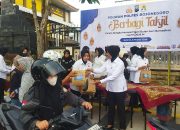 Srikandi Polres Bojonegoro Bagikan Ratusan Takjil untuk Pengguna Jalan