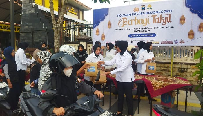 Srikandi Polres Bojonegoro Bagikan Ratusan Takjil untuk Pengguna Jalan